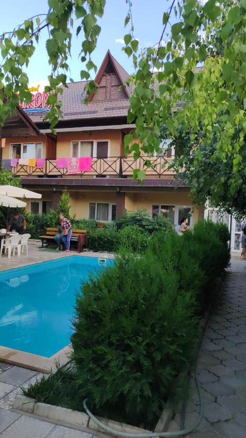 בוסטרי Evropa Hotel מראה חיצוני תמונה